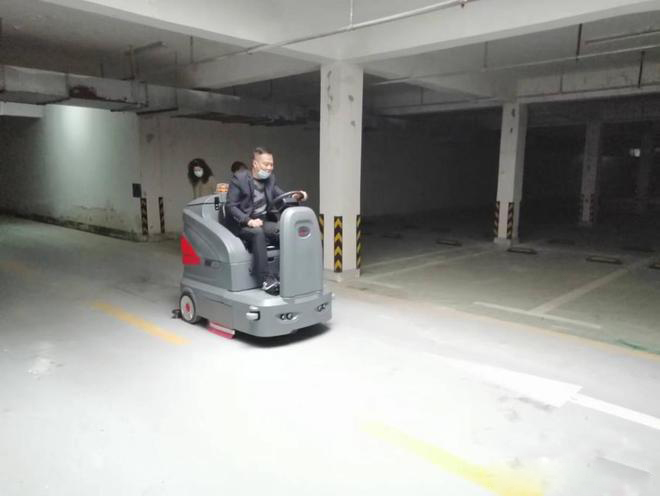 昆明小区物业保洁不用人力改用驾驶式洗地机了